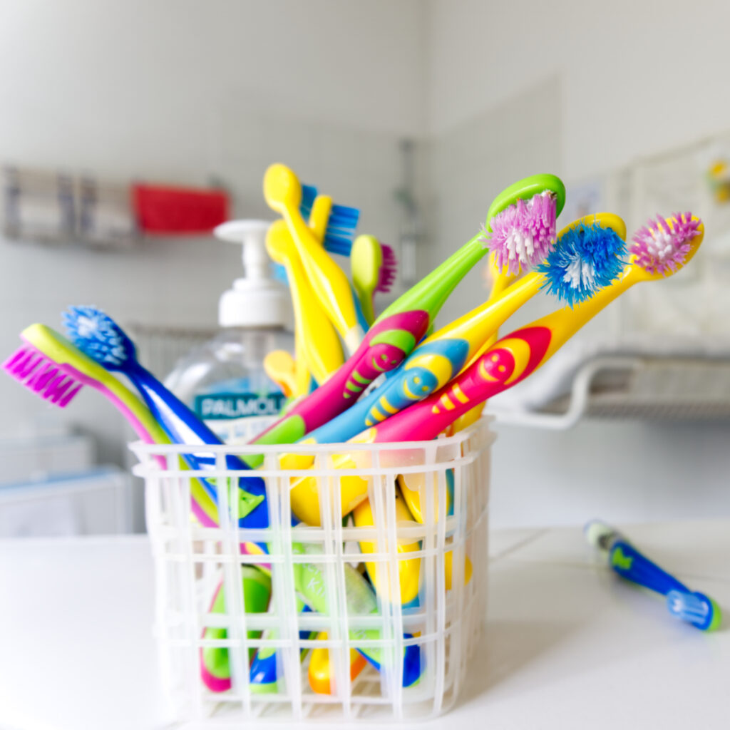 Molti spazzolini da denti colorati con i quali i bambini imparano l'igiene dentale.